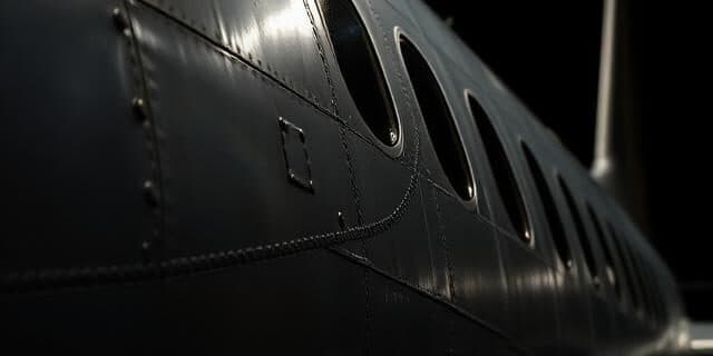 Aula prática do curso de mecânico de aeronaves, na estrutura da Abelha.