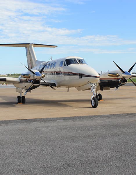King Air estacionado no pátio, pronto para o atendimento de solo da Abelha.