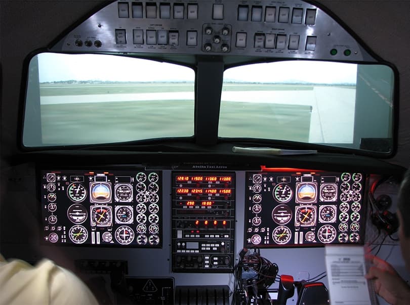 Cockpit do simulador de voo próprio da Abelha, usado no treinamento de tripulantes